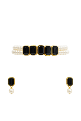 Pearl choker necklace set with black onyx stones, gold-toned 3