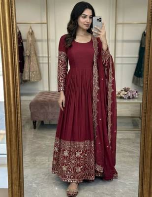Red silk blend embroidered flared gown set 4