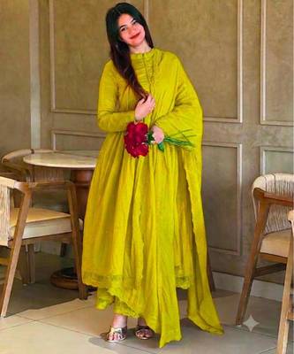 Yellow silk blend embroidered flared gown set 1