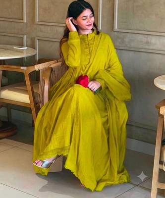 Yellow silk blend embroidered flared gown set 2