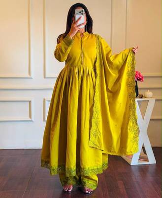 Yellow silk blend embroidered flared gown set 4