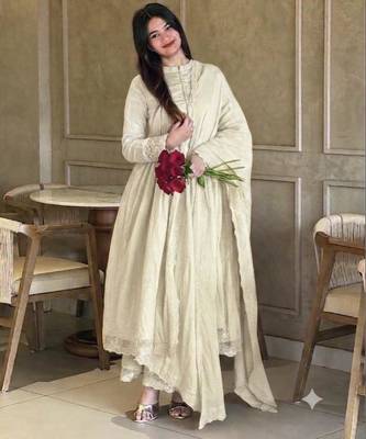White silk blend embroidered flared gown set 3