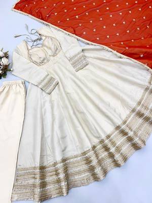 Beige silk blend lace flared gown set 4