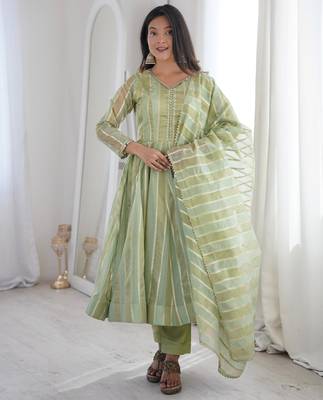 Green viscose weaved flared gown set 3