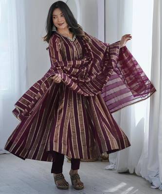Plum viscose weaved flared gown set 3