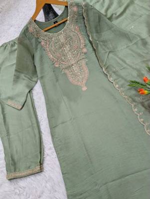 Green silk blend embroidered kurta set 3