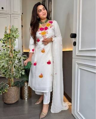 White roman chanderi embroidered kurti pant set with organza dupatta 1