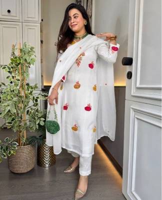 White roman chanderi embroidered kurti pant set with organza dupatta 3