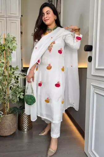 White roman chanderi embroidered kurti pant set with organza dupatta