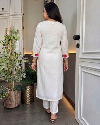 White roman chanderi embroidered kurti pant set with organza dupatta 4