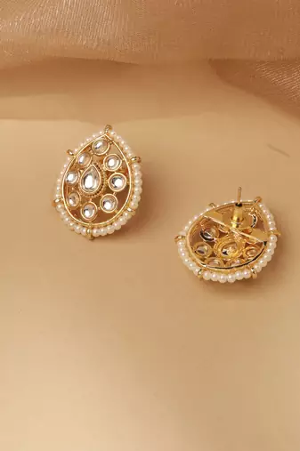 smooth oval and flower design pearl white kundan stone gold plated choker jewellery set for women