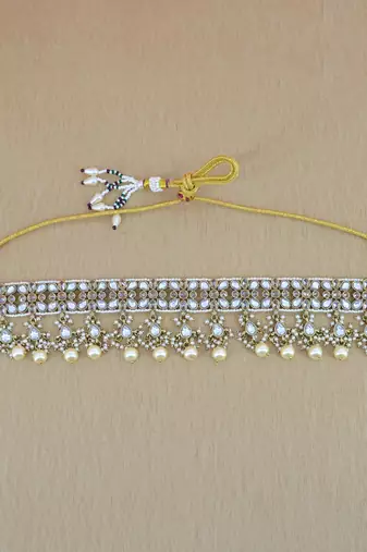lavish oval and flower shape uncut kundan gold plated collar jewellery set for women