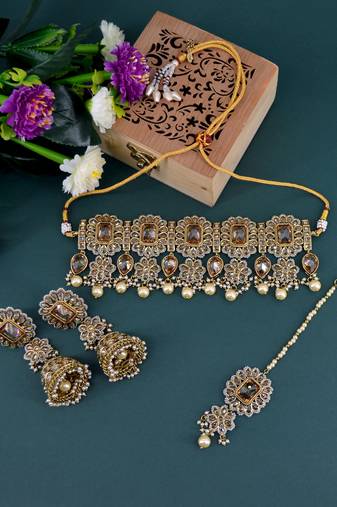 glorious oval and flower shape uncut kundan gold plated collar jewellery set for women