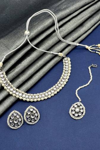 desirable oval shape pearls silver plated choker neckalace set with maangtikka for women