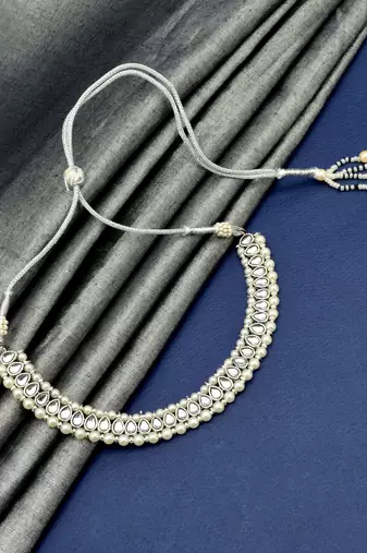 desirable oval shape pearls silver plated choker neckalace set with maangtikka for women