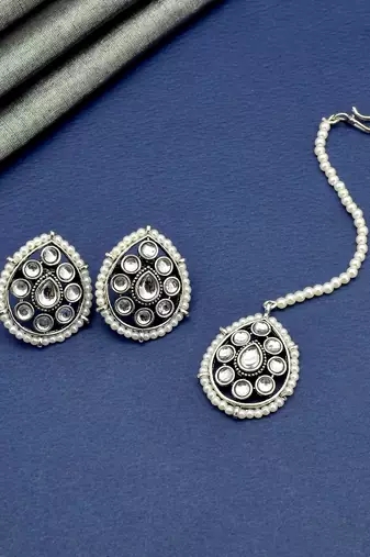 desirable oval shape pearls silver plated choker neckalace set with maangtikka for women