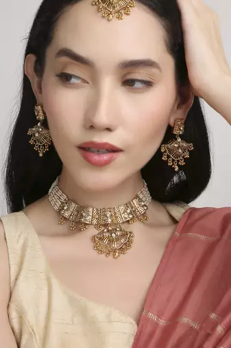 glimmery oval and leaf pearl lariat brass kundan antique gold plated choker jewellery set for women