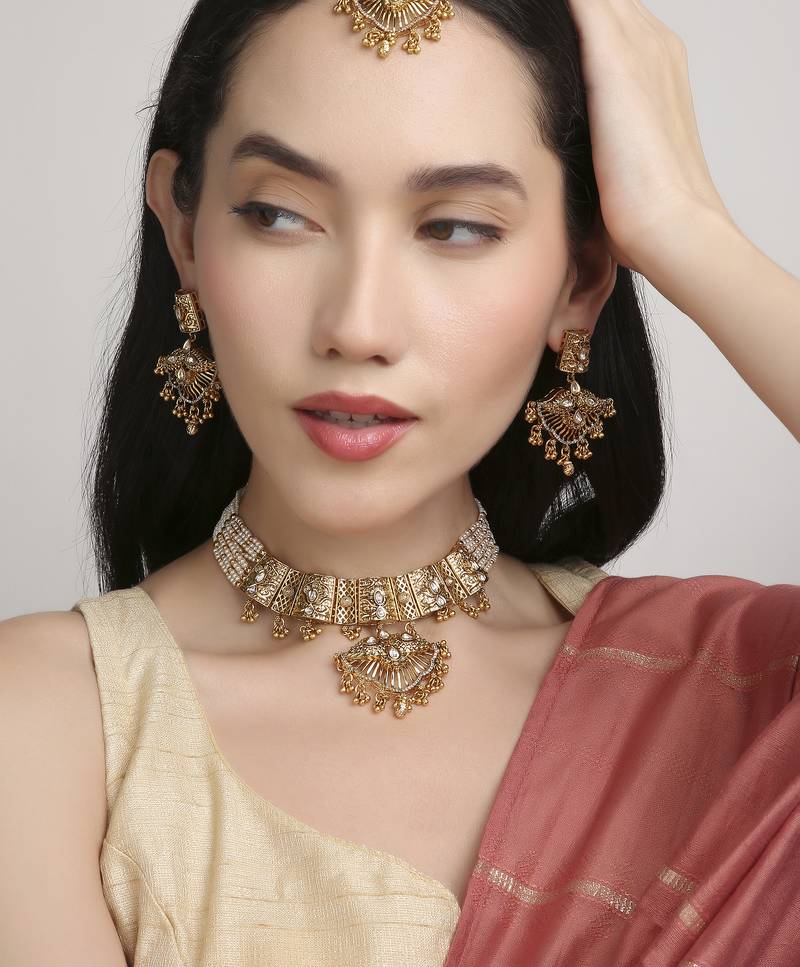 glimmery oval and leaf pearl lariat brass kundan antique gold plated choker jewellery set for women