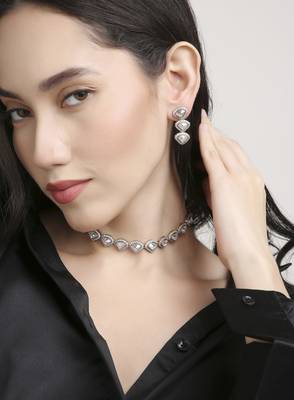 lovely traingle shape white kundan brass antique gold plated choker necklace set for women 3
