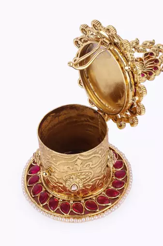 traditional leaf and peacock design gold plated sindoor dani/dibbi for women