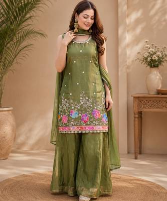 Women ethnic motifs embroidered regular thread work kurta with trousers & with dupatta 3