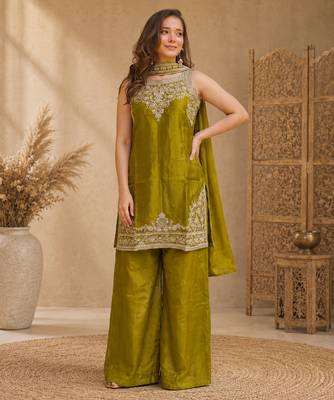 Women ethnic motifs embroidered regular thread work kurta with trousers & with dupatta 1