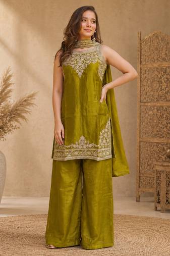 Women ethnic motifs embroidered regular thread work kurta with trousers & with dupatta