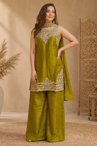 Women ethnic motifs embroidered regular thread work kurta with trousers & with dupatta