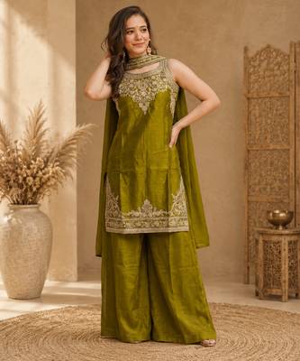 Women ethnic motifs embroidered regular thread work kurta with trousers & with dupatta 2