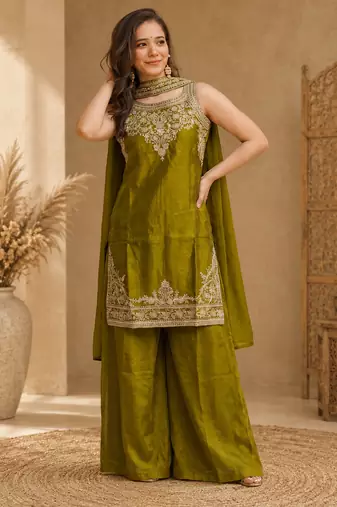 Women ethnic motifs embroidered regular thread work kurta with trousers & with dupatta