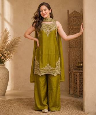 Women ethnic motifs embroidered regular thread work kurta with trousers & with dupatta 3