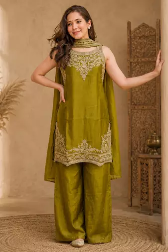 Women ethnic motifs embroidered regular thread work kurta with trousers & with dupatta