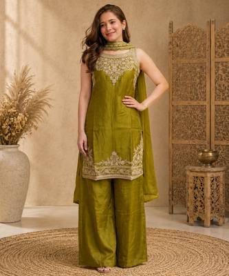 Women ethnic motifs embroidered regular thread work kurta with trousers & with dupatta 4