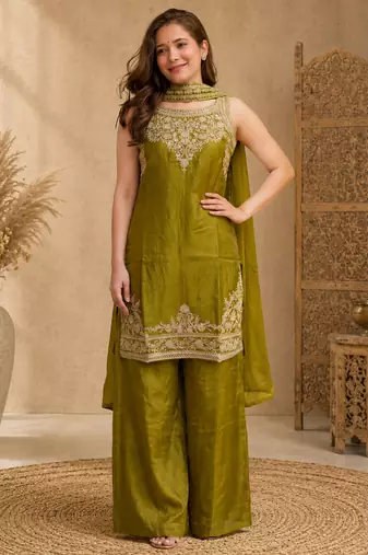 Women ethnic motifs embroidered regular thread work kurta with trousers & with dupatta