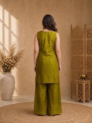 Women ethnic motifs embroidered regular thread work kurta with trousers & with dupatta 5