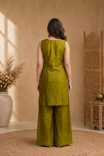 Women ethnic motifs embroidered regular thread work kurta with trousers & with dupatta