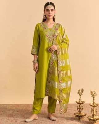 Women ethnic motifs embroidered regular thread work kurta with palazzos & with dupatta 2