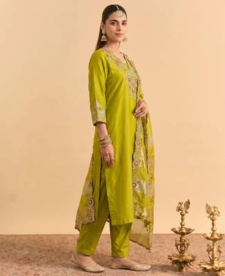 Women ethnic motifs embroidered regular thread work kurta with palazzos & with dupatta 3