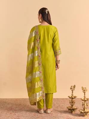 Women ethnic motifs embroidered regular thread work kurta with palazzos & with dupatta 4