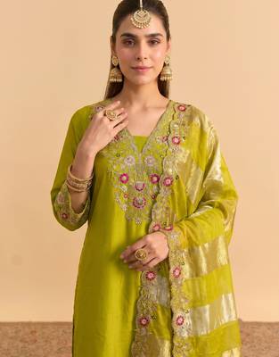 Women ethnic motifs embroidered regular thread work kurta with palazzos & with dupatta 5