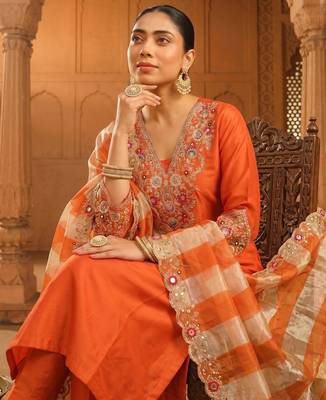 Women ethnic motifs embroidered regular thread work kurta with sharara & with dupatta 2