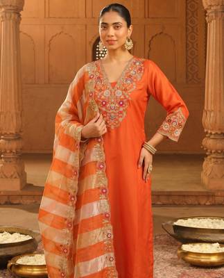 Women ethnic motifs embroidered regular thread work kurta with sharara & with dupatta 4