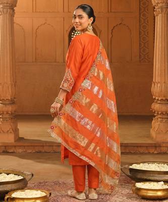 Women ethnic motifs embroidered regular thread work kurta with sharara & with dupatta 5