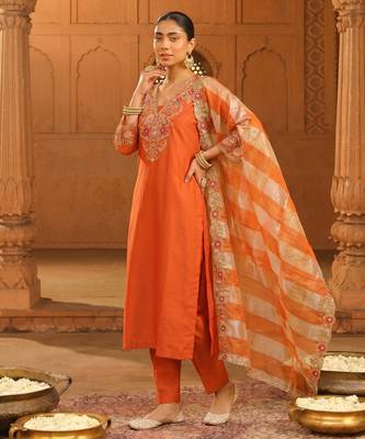 Women ethnic motifs embroidered regular thread work kurta with sharara & with dupatta 1