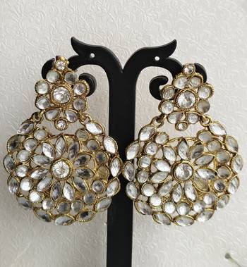 White stone studded round motif earrkings with maang tikka set for women 2