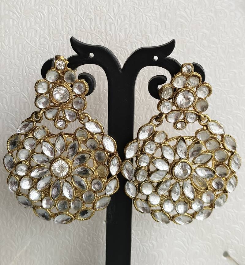 White stone studded round motif earrkings with maang tikka set for women
