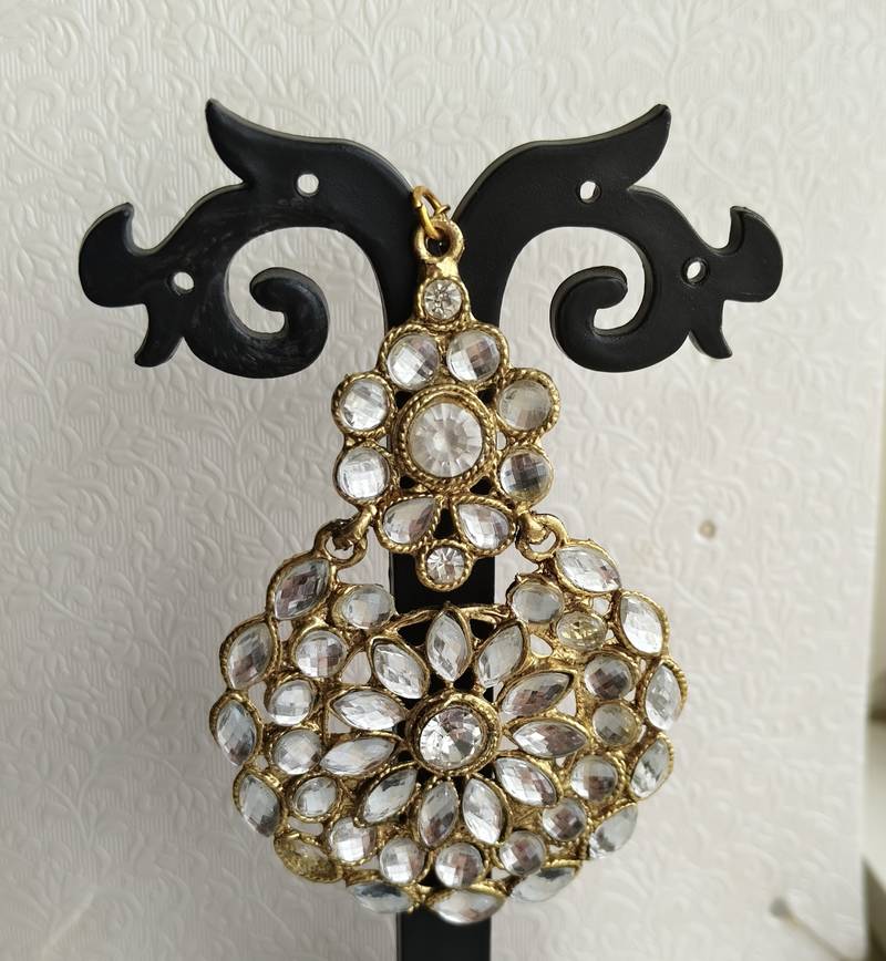 White stone studded round motif earrkings with maang tikka set for women