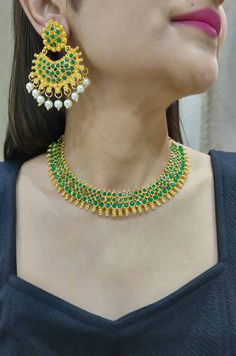 green kundan necklace set with maang tikka