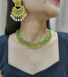 green kundan necklace set with maang tikka