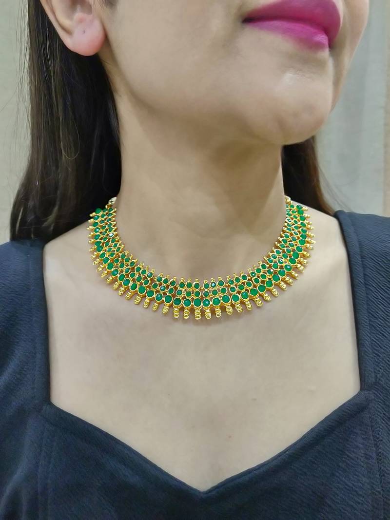 green kundan necklace set with maang tikka
